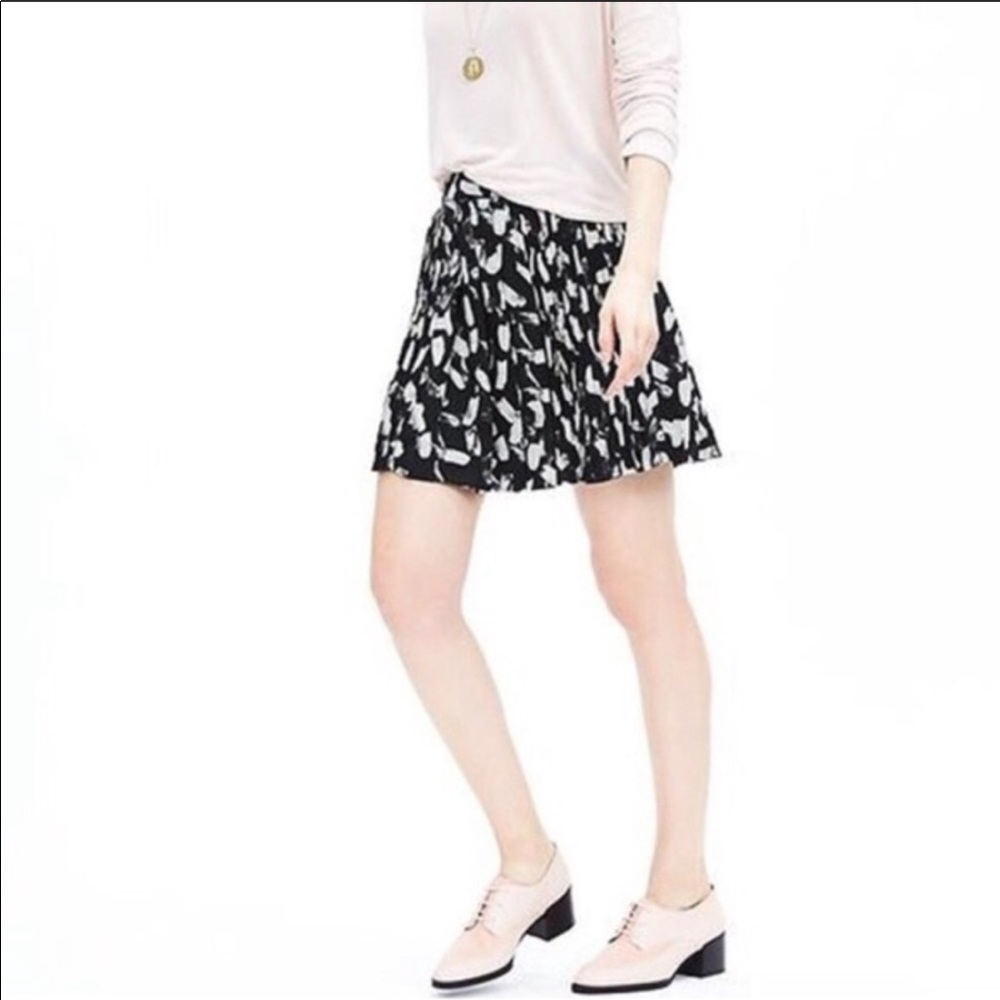 Banana Republic Pleated Skirt size 2